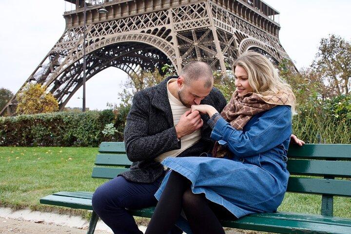 Paris: Luxury Private Photo Tour-Eiffel tower & Louvre pyramid