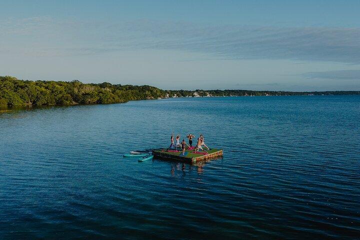 Bacalar Yogaklass på en flytande plattform i La Laguna