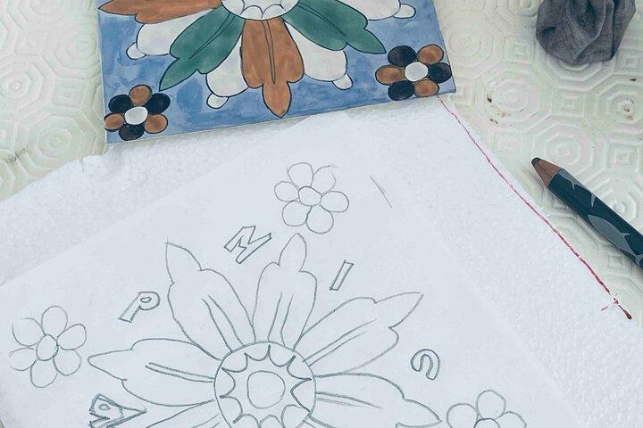 リスボンのアートギャラリーでタイルに絵を描き、ユニークな作品を制作