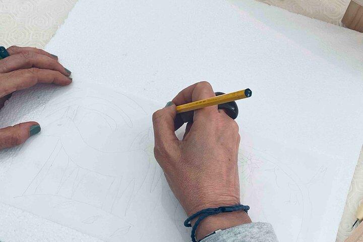 リスボンのアートギャラリーでタイルに絵を描き、ユニークな作品を制作