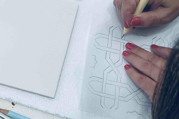 リスボンのアートギャラリーでタイルに絵を描き、ユニークな作品を制作