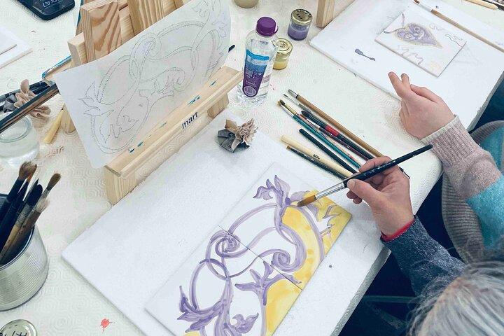 リスボンのアートギャラリーでタイルに絵を描き、ユニークな作品を制作