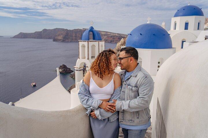 Oia Couple Photo Shoot Entrée Privée aux Dômes Bleus éviter les files