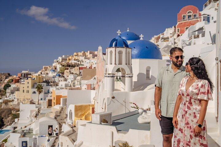 Oia Couple Photo Shoot Entrée Privée aux Dômes Bleus éviter les files