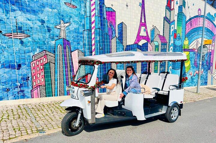 Lisbon : Tuk Tukによる旧市街ツアー