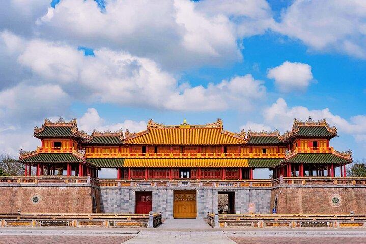 Hue City Tour in de keizerlijke citadel, graven en pagode
