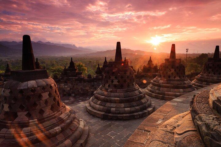 Yogyakarta : Tour guiado compartido al atardecer de Borobudur