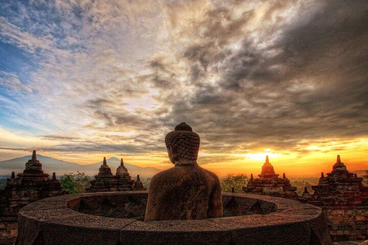 Yogyakarta : Tour guiado compartido al atardecer de Borobudur