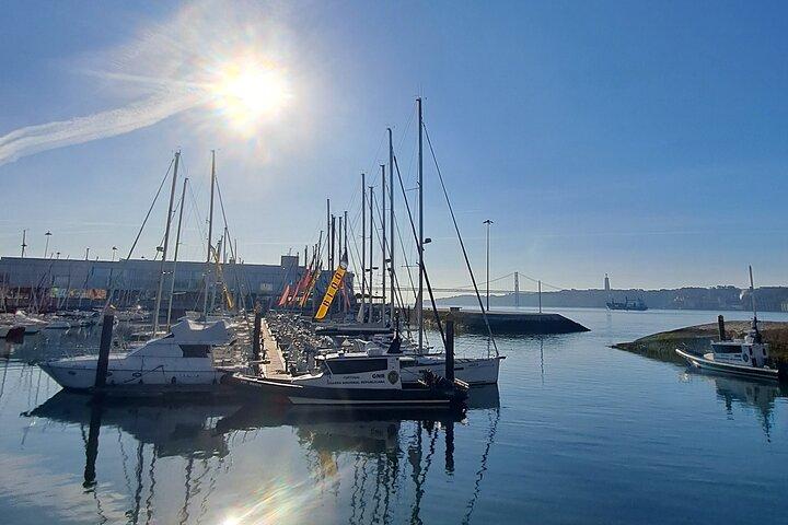 Lisbonne: Tour en voilier au coucher du soleil sur le Tage + boisson de bienvenue