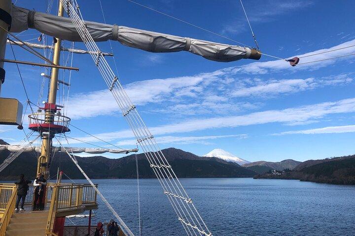 箱根海賊船とロープウェイで行く富士山ショッピング日帰りツアー
