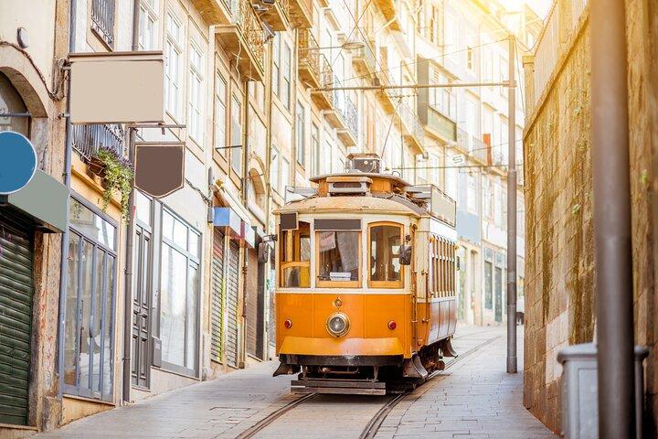 Private car transfer from Lisbon to Porto with 2h for sightseeing