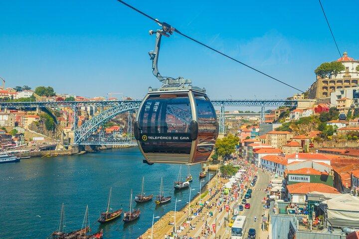Private car transfer from Lisbon to Porto with 2h for sightseeing