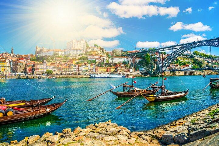Private car transfer from Lisbon to Porto with 2h for sightseeing