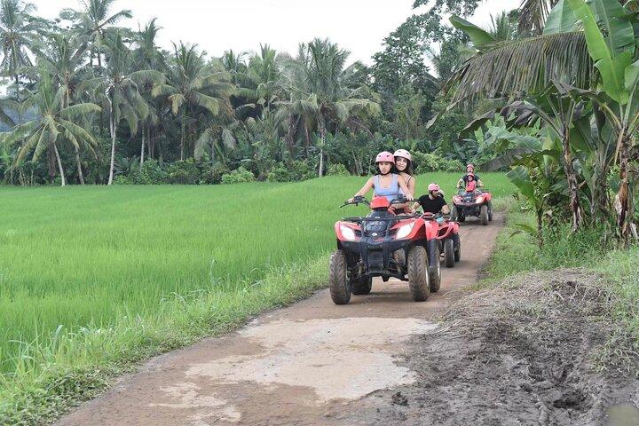 川、田んぼ、トンネル、滝を抜けるKuber ATV Bali