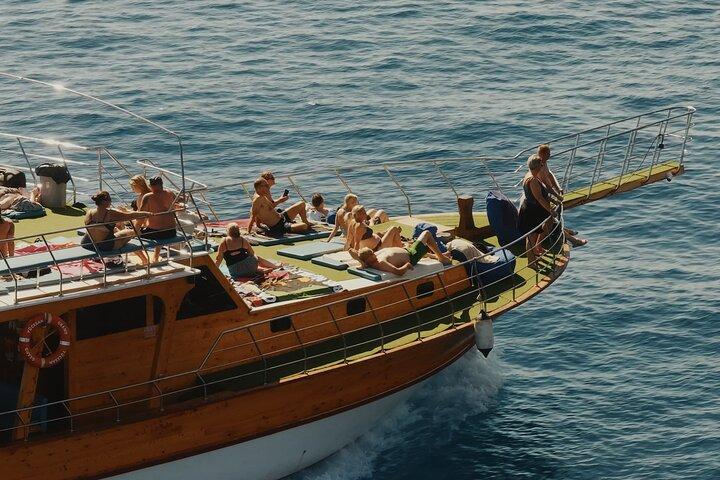 Alanya: Entspannende Bootstour mit Mittagessen, alkoholfreien Getränken und Transfer