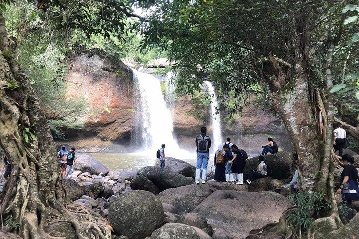 カオヤイ国立公園ハイキング＆滝終日プライベートツアー