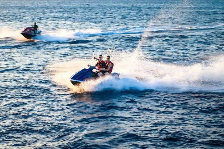 Doha Jet Ski Adventure: Velocidade, Splash e Visões de Skyline