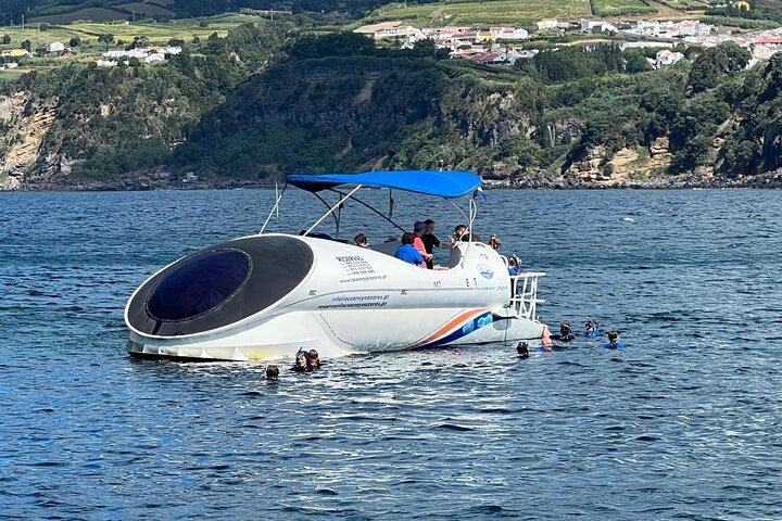 Passeio de barco com fundo de vidro e mergulho com snorkel em São Miguel, Açores