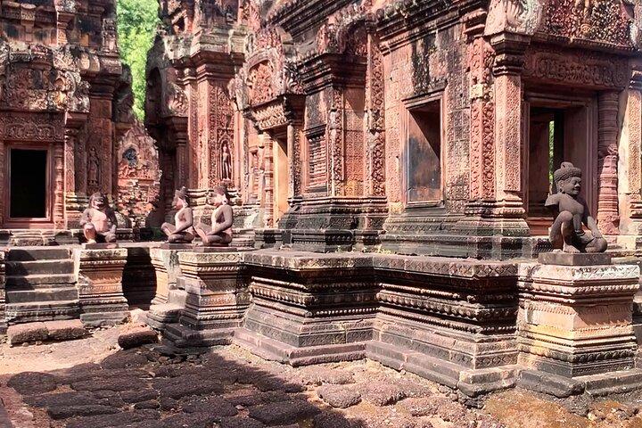 バンテアイ・スレイ寺院とベン・メレア寺院