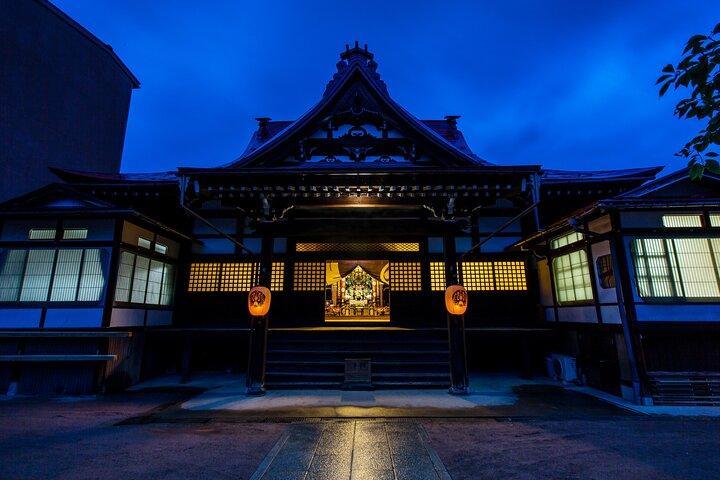 仏教寺院で高山おにぎりと味噌汁作り