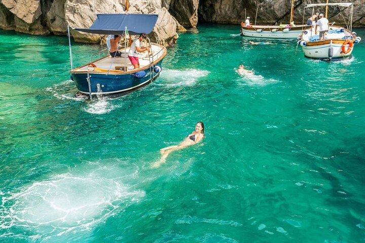 Sorrento : Capri Select Gita in barca con bagno, bevande e pick up