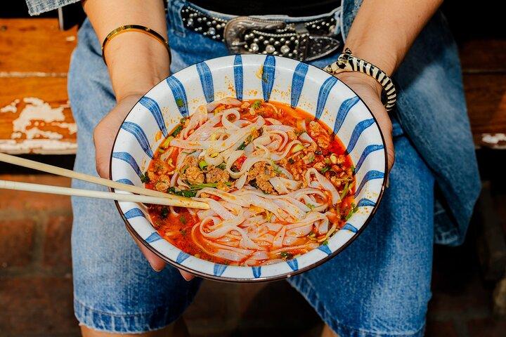 15種類以上のテイスティングが楽しめるPrabang Plates Food Tour