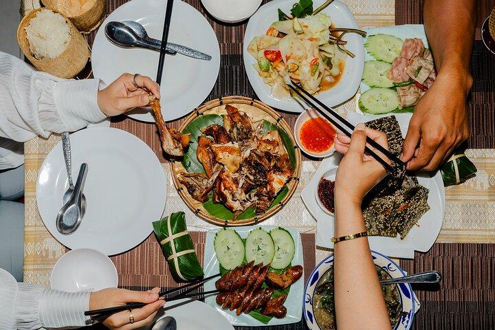 15種類以上のテイスティングが楽しめるPrabang Plates Food Tour