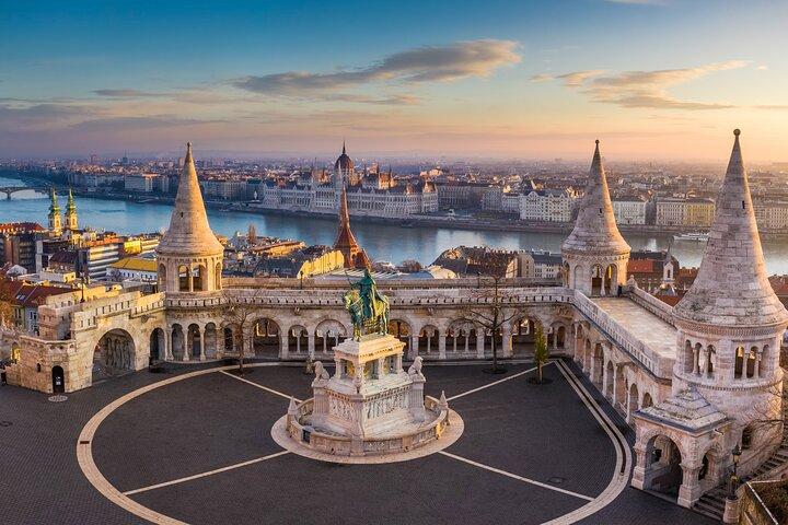 Privat naturskøn overførsel fra Wien til Budapest med 4 timers sightseeing