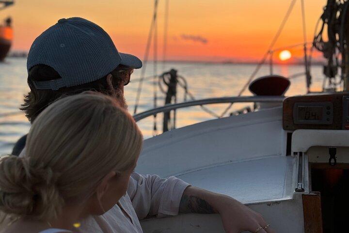 Expérience romantique de voile au coucher du soleil à Lisbonne