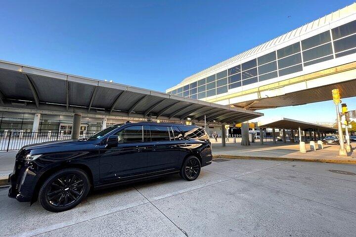EWR, LGA, JFK Privater Flughafentransfer in NYC mit SUV oder Limousine