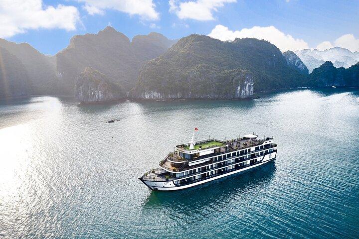 Visite de la baie d'Halong avec promenade en bateau partagée