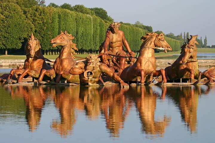 Versailles Small Group Guided Tour by Minibus from Paris