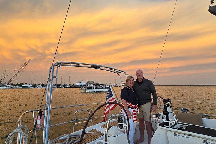 Tour privati del tramonto in barca a vela BYOB Dolphin / History su 43ft Mystique