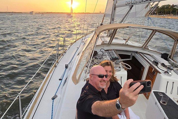 Vela privata di lusso al tramonto sul 50ft Sailing Yacht Fate BYOB