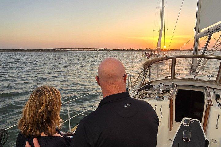 Vela privata di lusso al tramonto sul 50ft Sailing Yacht Fate BYOB