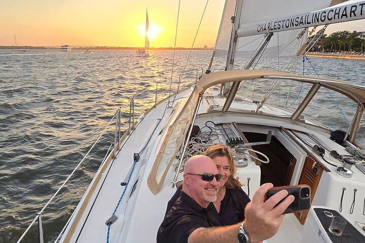 Tour privati del tramonto in barca a vela BYOB Dolphin / History su 43ft Mystique