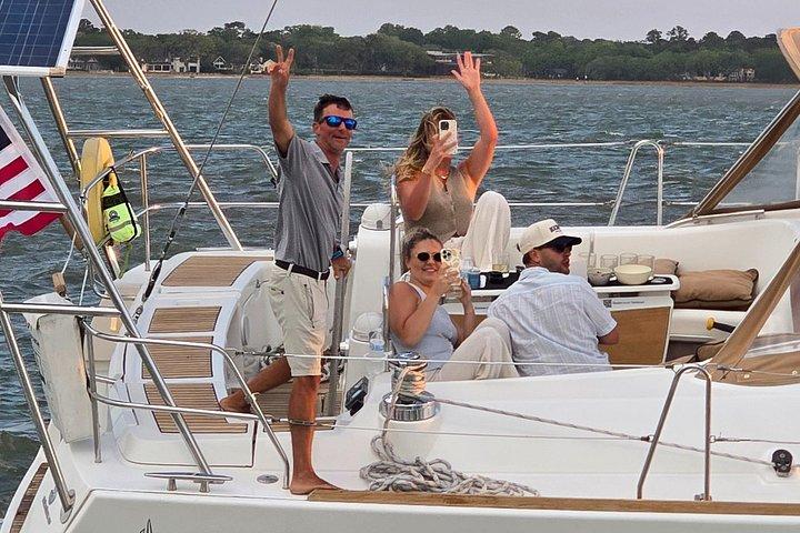 Tour privati del tramonto in barca a vela BYOB Dolphin / History su 43ft Mystique