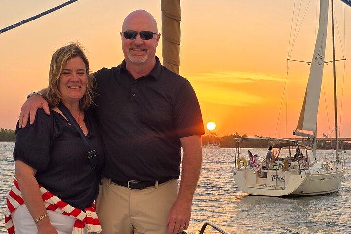 Tour privati del tramonto in barca a vela BYOB Dolphin / History su 43ft Mystique