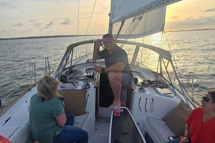 Tour privati del tramonto in barca a vela BYOB Dolphin / History su 43ft Mystique