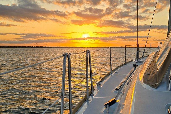 Tour privati del tramonto in barca a vela BYOB Dolphin / History su 43ft Mystique