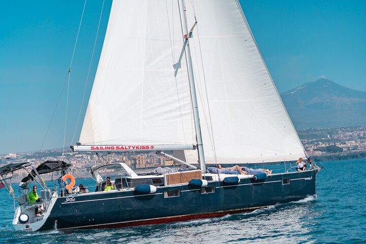 Catania: Sejl Cyclops Coast med båd og nyd en siciliansk aperitif