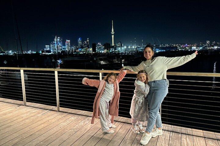 Visite nocturne privée d'Auckland, dîner Sky Tower, pont et musée