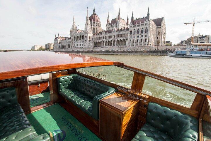 Cruzeiro turístico privado do Danúbio em Budapeste