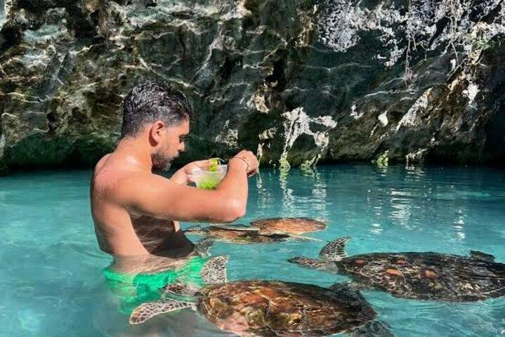 キジムカジのサラーム洞窟水族館でウミガメと泳ぐ