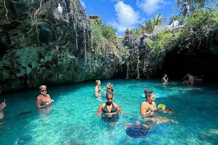 キジムカジのサラーム洞窟水族館でウミガメと泳ぐ