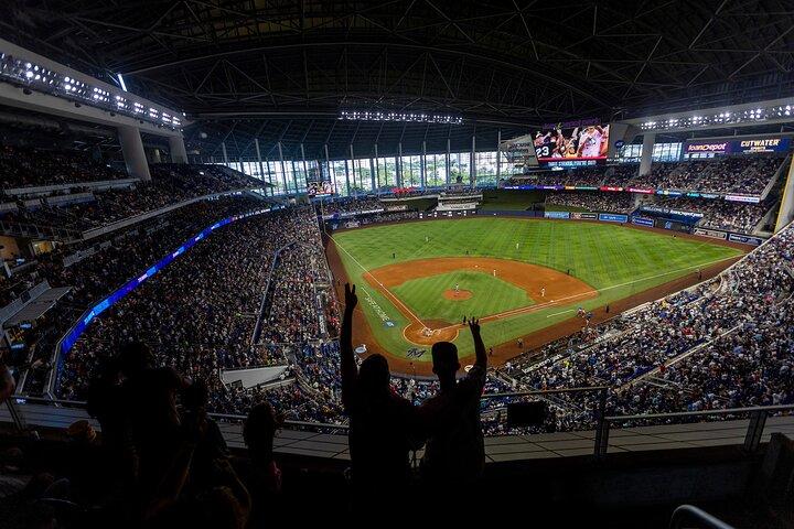 Entrada para el partido de béisbol de los Miami Marlins en LoanDepot Park