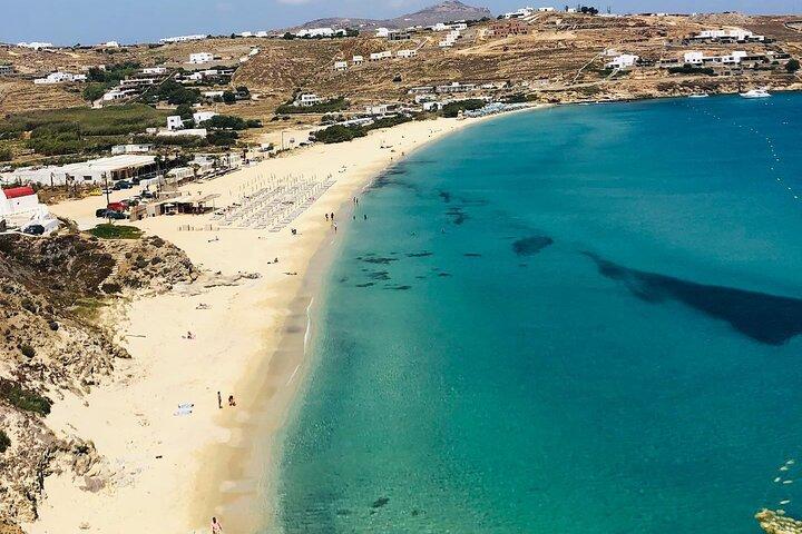 6時間のプライベートミコノス島ツアーで4つのビーチを泳いでひと口食べて味わう