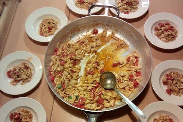 古い小屋の庭で家族と一緒に料理教室