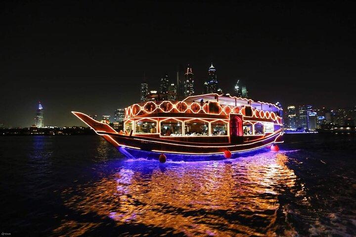 Chiaro di luna su Marina Crociera tradizionale Dhow con cena opzionale