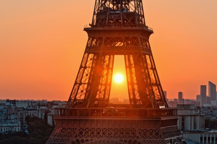 Soirée at the Eiffel Tower: Small-Group Guided Experience